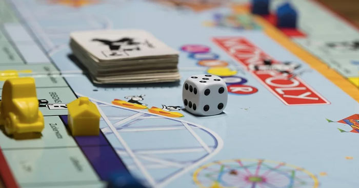 dado e pedine sul tabellone del Monopoly