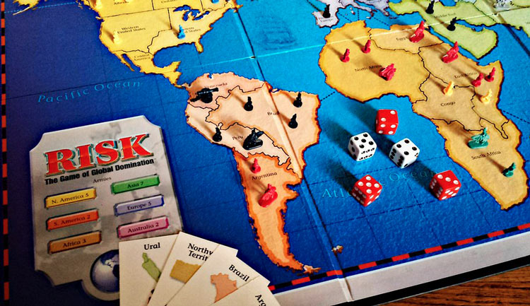 tabellone di gioco di Risiko/Risk con carte e dadi
